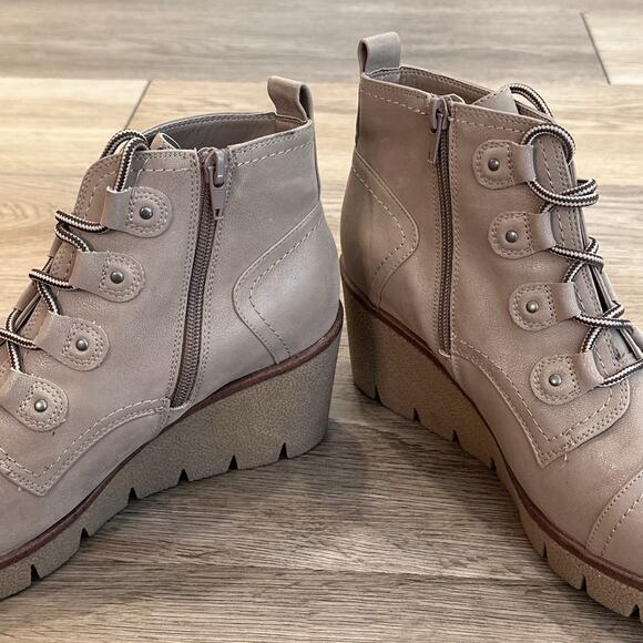 MIA Women’s 8.5 Sand Beige Anatomic Contoured Footed Wedge Ankle Boots EUC - Picture 8 of 10